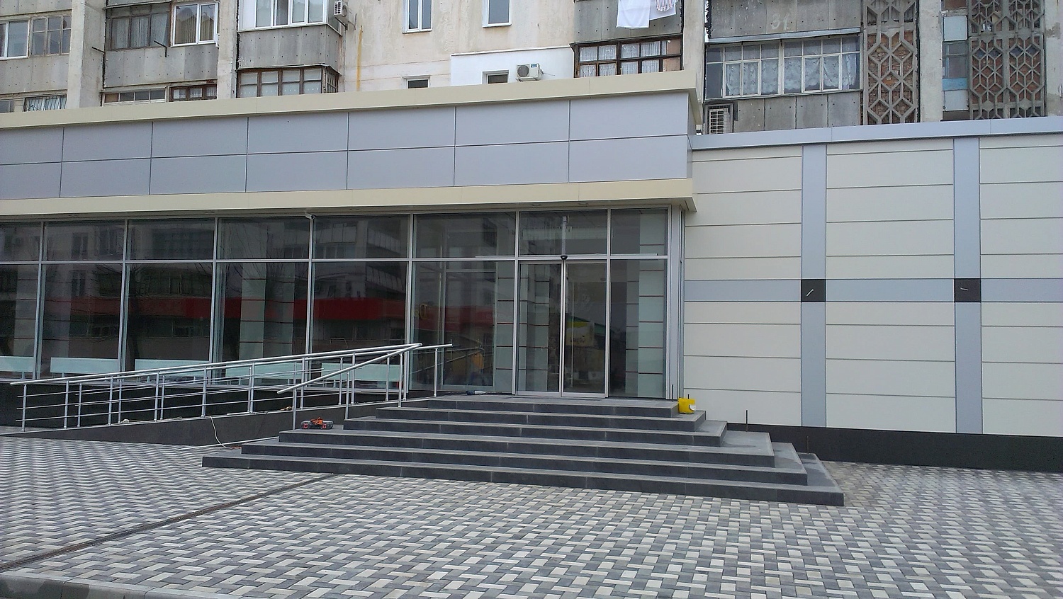 Заказать установку автоматических дверей в Краснодаре. Монтаж выполняется командой профессионалов с опытом работы более 9 лет. 