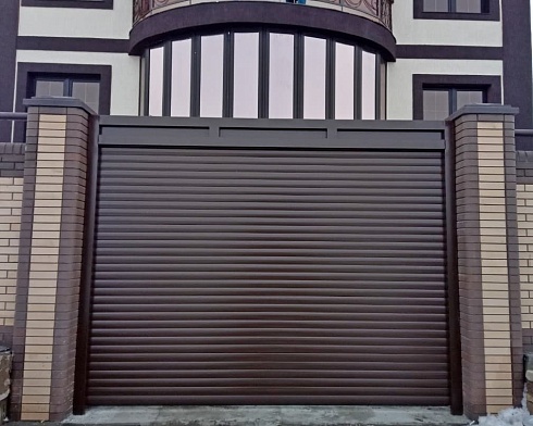 Роллетные ворота Алютех серии Prestige со сплошным алюминиевым профилем роликовой прокатки AG/77 с доставкой в Краснодаре 
